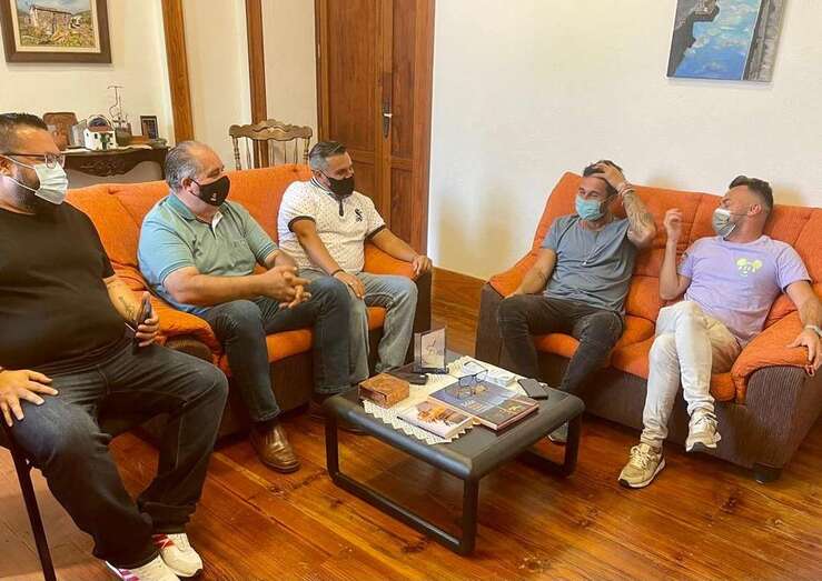 El concejal Juan Martel y miembros de la Murgota junto a Antoñito Molina / TA